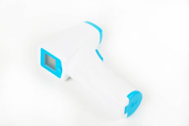 Beyaz arkaplanda izole edilmiş kızılötesi termometrenin yakın görüntüsü