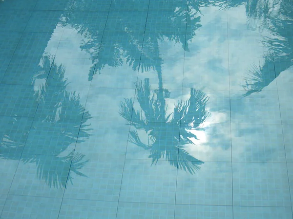 Piscina Con Reflejos Agua Sol — Foto de Stock