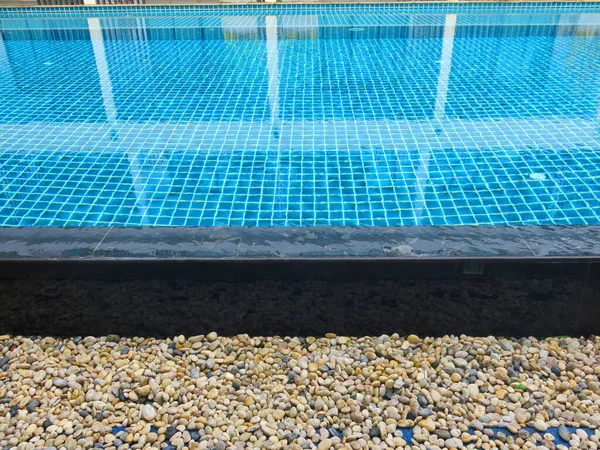 Otel otelinde lüks bir yüzme havuzu. 