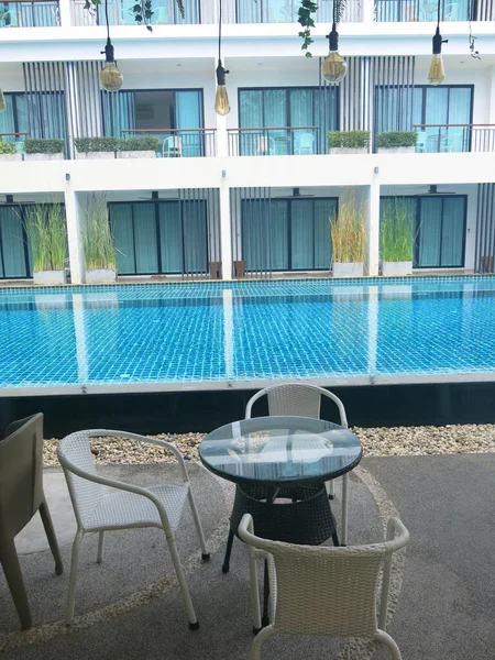 Otel otelinde lüks bir yüzme havuzu. 