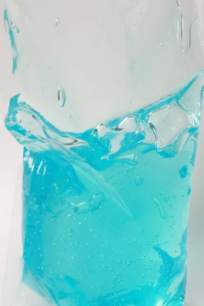 Plastiktüte Mit Farbiger Flüssigkeit Auf Weißem Hintergrund — Stockfoto