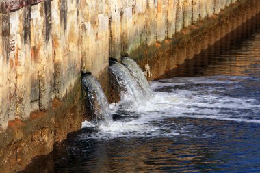 Nehirdeki su boruları