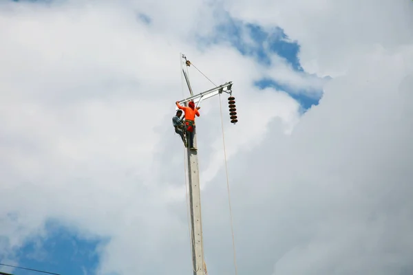 Construction Worker Electricity Pole Blue Sky Background — Foto de Stock
