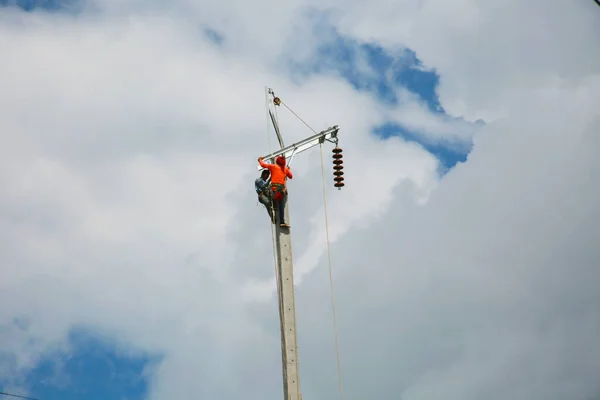 Construction Worker Electricity Pole Blue Sky Background — Stockfoto