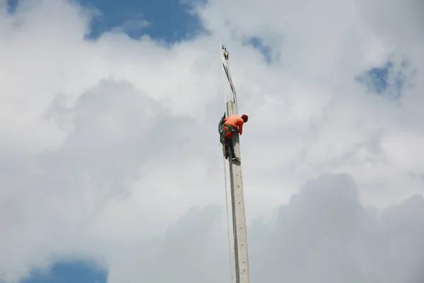 Construction Worker Electricity Pole Blue Sky Background — Photo