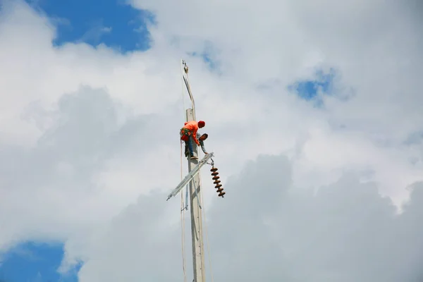 Construction Worker Electricity Pole Blue Sky Background — Photo