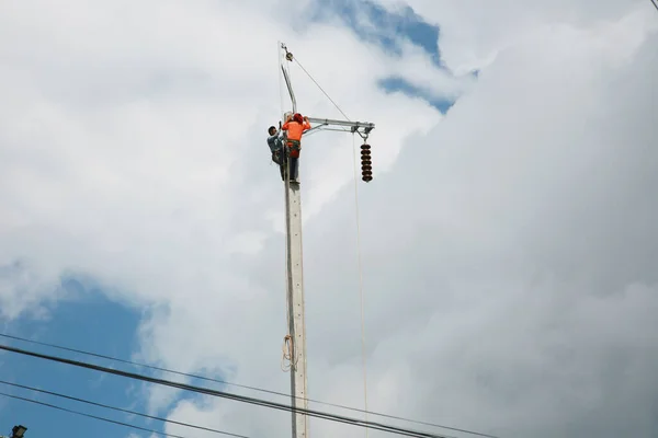 Construction Worker Electricity Pole Blue Sky Background — Foto de Stock