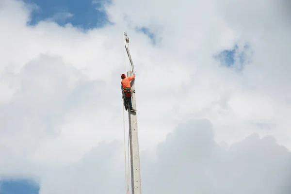 Construction Worker Electricity Pole Blue Sky Background — Photo