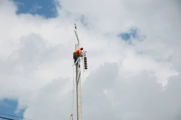 Construction Worker Electricity Pole Blue Sky Background — Foto de Stock