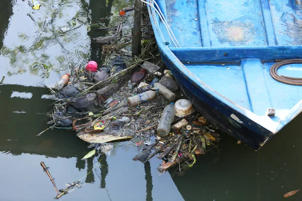 Teich Mit Wasser Schwimmendem Müll — Stockfoto