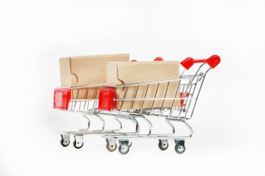 Beyaz arka planda kutuları olan alışveriş arabaları 