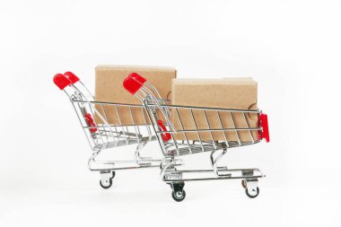 Beyaz arka planda kutuları olan alışveriş arabaları 