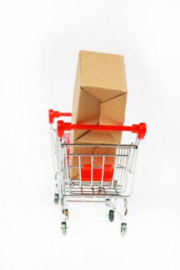 Beyaz arka planda kutuları olan alışveriş arabaları 