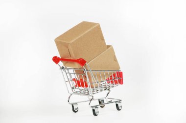 Beyaz arka planda kutuları olan alışveriş arabaları 
