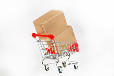 Beyaz arka planda kutuları olan alışveriş arabaları 