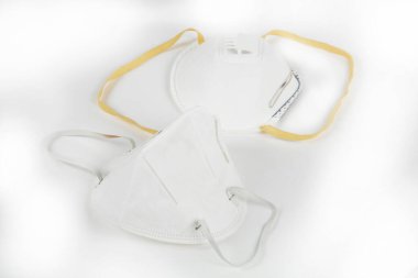 Beyaz arkaplanda koruma için koruyucu maske