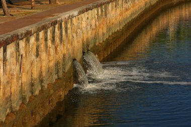Nehirdeki su boruları