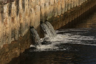 Nehirdeki su boruları