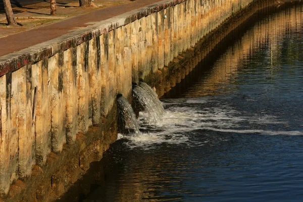 Vodovodní Potrubí Řece — Stock fotografie