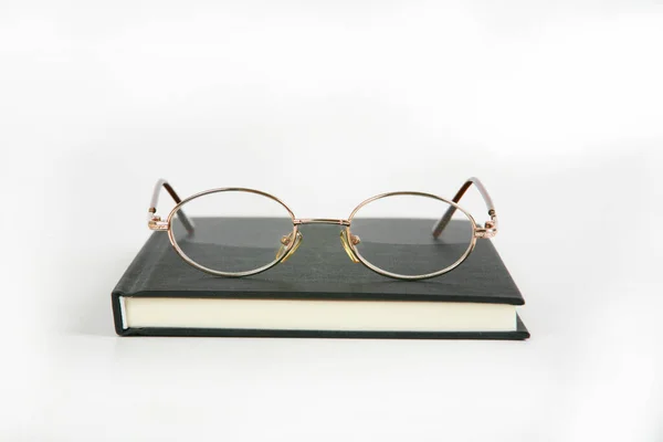 Γυαλιά Και Σημειωματάριο Λευκό Φόντο — Φωτογραφία Αρχείου
