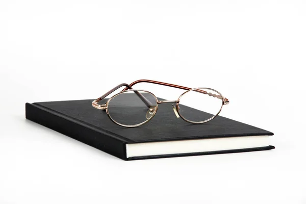 白色背景的眼镜和笔记本 — 图库照片