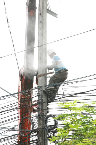 Electricity Worker Climbing Tower — Foto de Stock