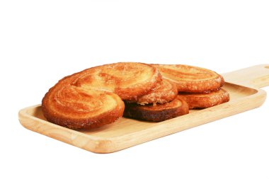 Beyaz arka planda taze pişmiş tatlı çörekler. 