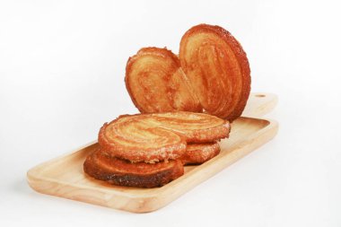 Beyaz arka planda taze pişmiş tatlı çörekler. 