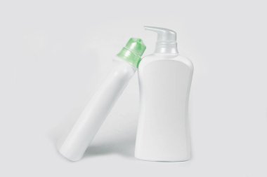 Beyaz arkaplanda izole edilmiş kozmetik şişeler 
