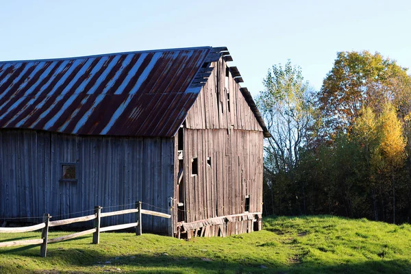 在佛蒙特州北部的马农场质朴的木制谷仓 — 图库照片