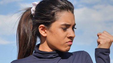 Üzgün bir güzel kadın