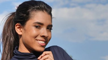 Gülümseyen bir Latina Genç