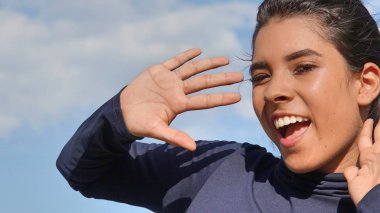 Genç bir kadın dans