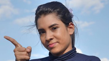 Bir Latina kadın işaret