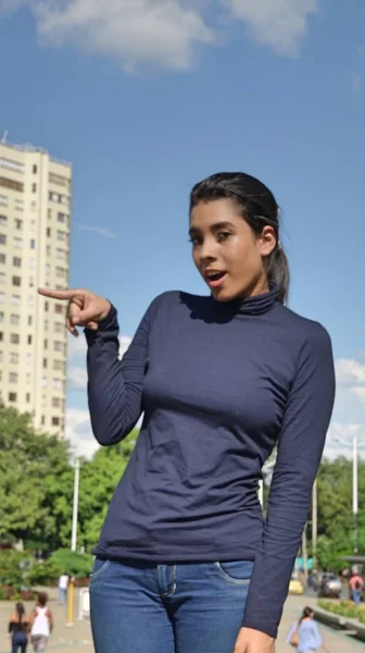 Genç Kolombiyalı Genç Kadın Işaret — Stok fotoğraf