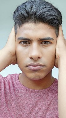 Sessiz iyi görünümlü kişi