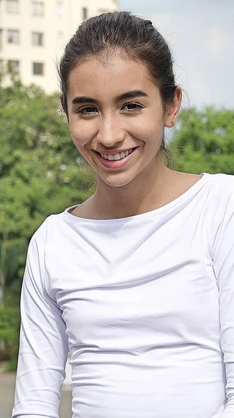 Uma Adolescente Fêmea Sorrindo — Fotografia de Stock