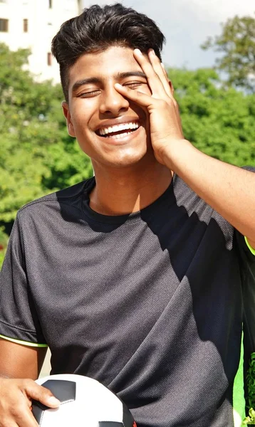 拉丁男性足球运动员和笑声 — 图库照片