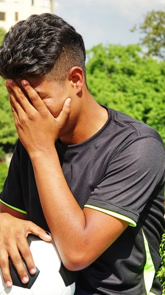 不快乐的拉丁男足球运动员 — 图库照片