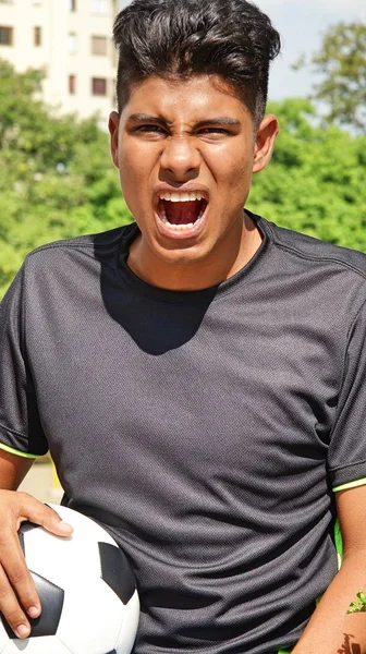 拉丁男性足球运动员和愤怒 — 图库照片
