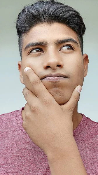 Menino Colombiano Jovem Confuso — Fotografia de Stock