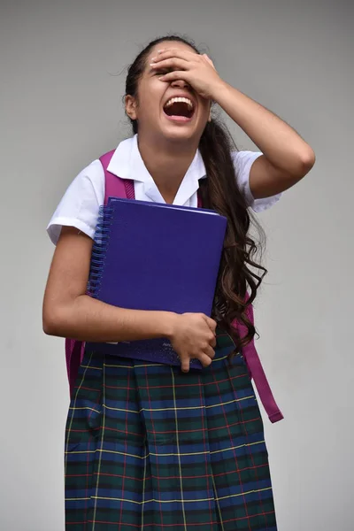 天主教哥伦比亚女学生与笔记本的笑声 — 图库照片