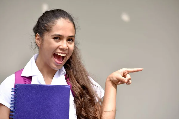 Indicando Studentessa Colombiana Che Indossa Uniforme Con Taccuino — Foto Stock