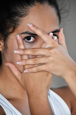 Korku sevimli Kolombiyalı kadın genç