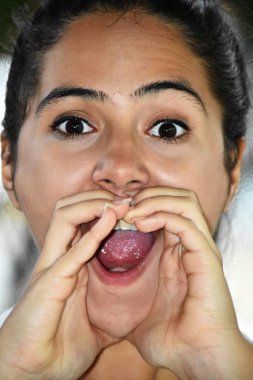 Sevimli Kolombiya kız bağırarak