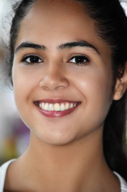 Şirin Kolombiyalı kişinin güler yüz