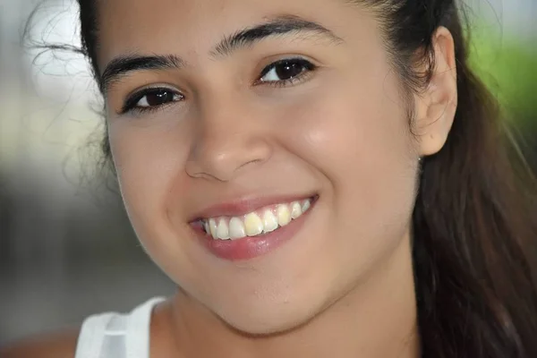 Cara Sorridente Bonito Colombiano Feminino Juvenil — Fotografia de Stock