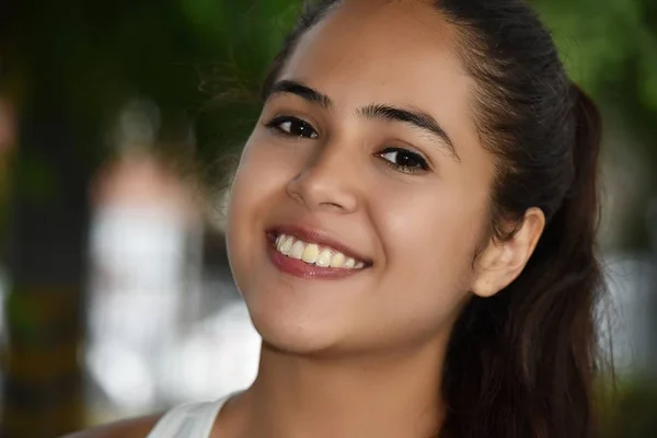 Bonito Colombiano Feminino Youngster Sorrindo — Fotografia de Stock