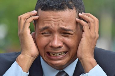 Ağlayan bir iş adamı