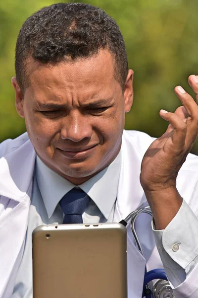 Confundido Médico Masculino Usando Tableta —  Fotos de Stock